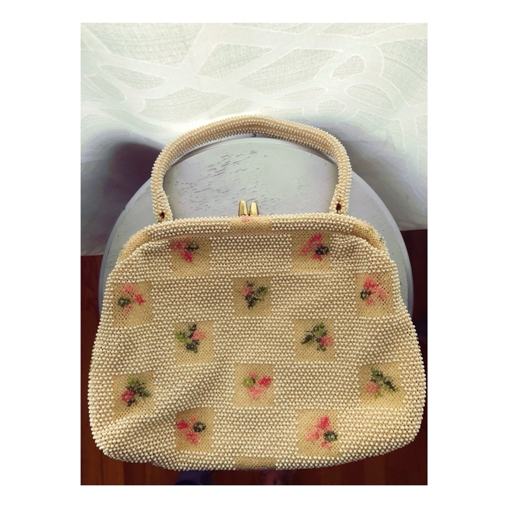 Perfect condition 1950s Lumured Beaded Purse